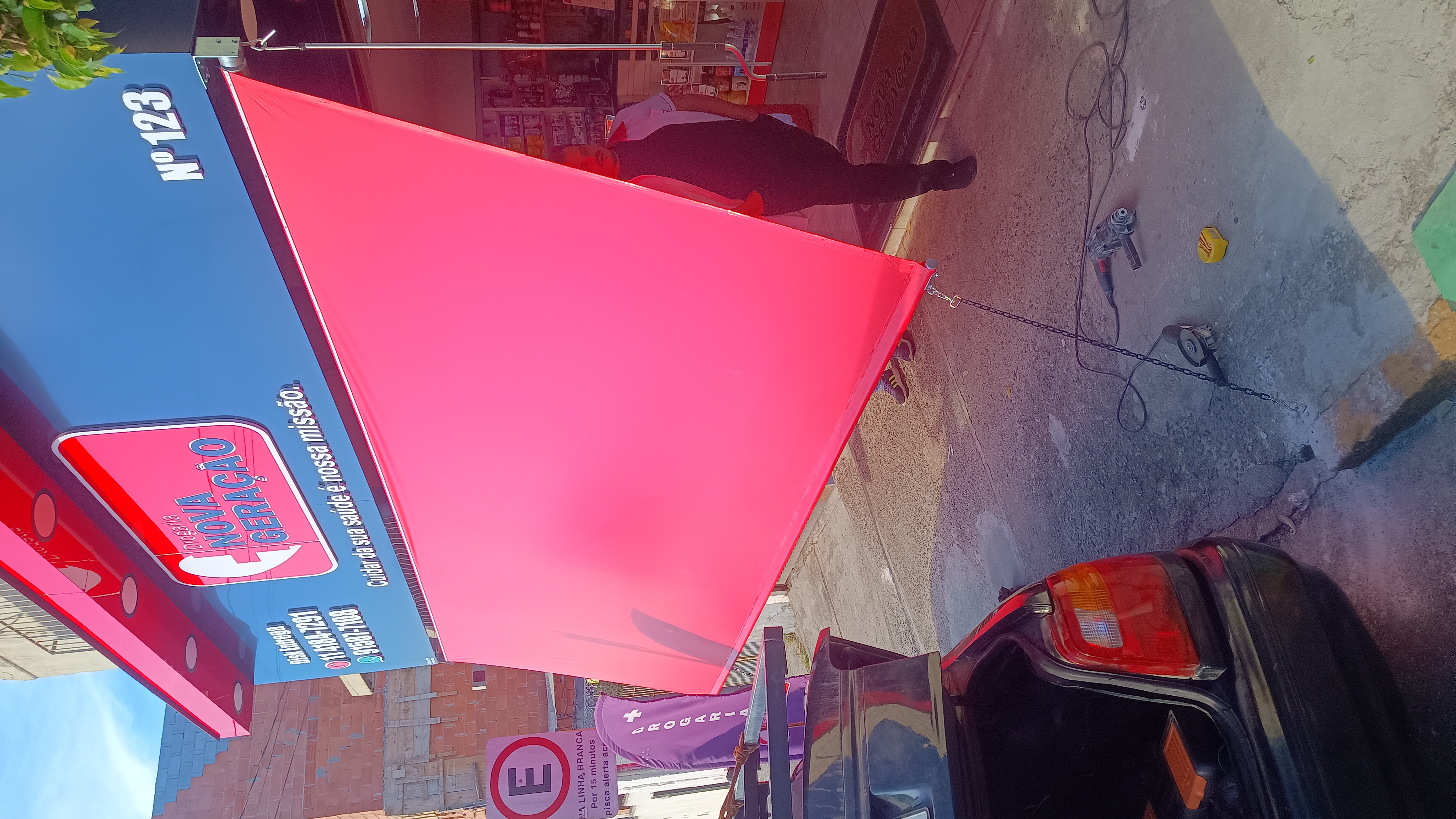 Fachada comercial moderna